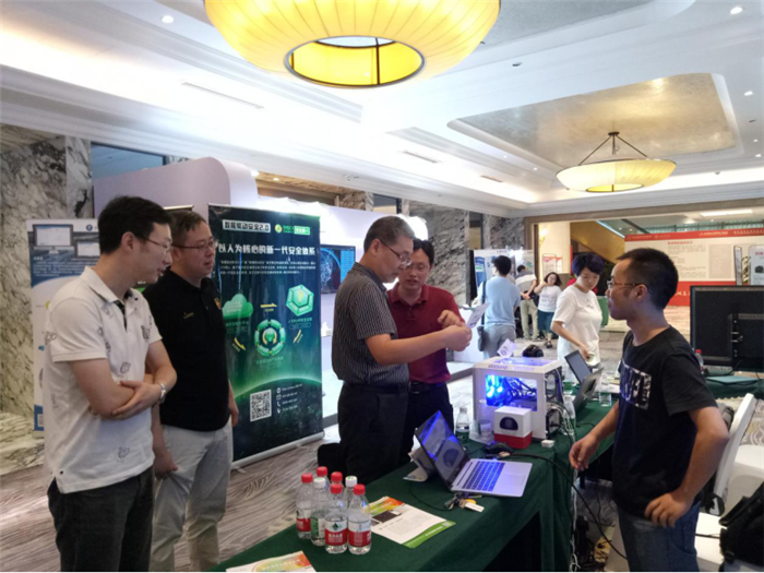 pp电子官方网站校长余曙光在展区